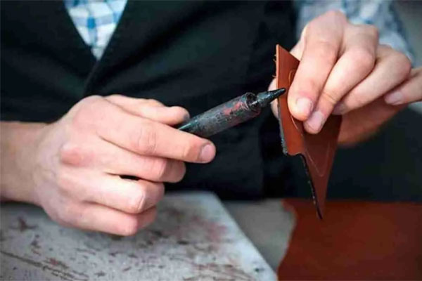 راهنمای اجرای صحیح رنگ لبه چرم سیاه با براقیت بالا 